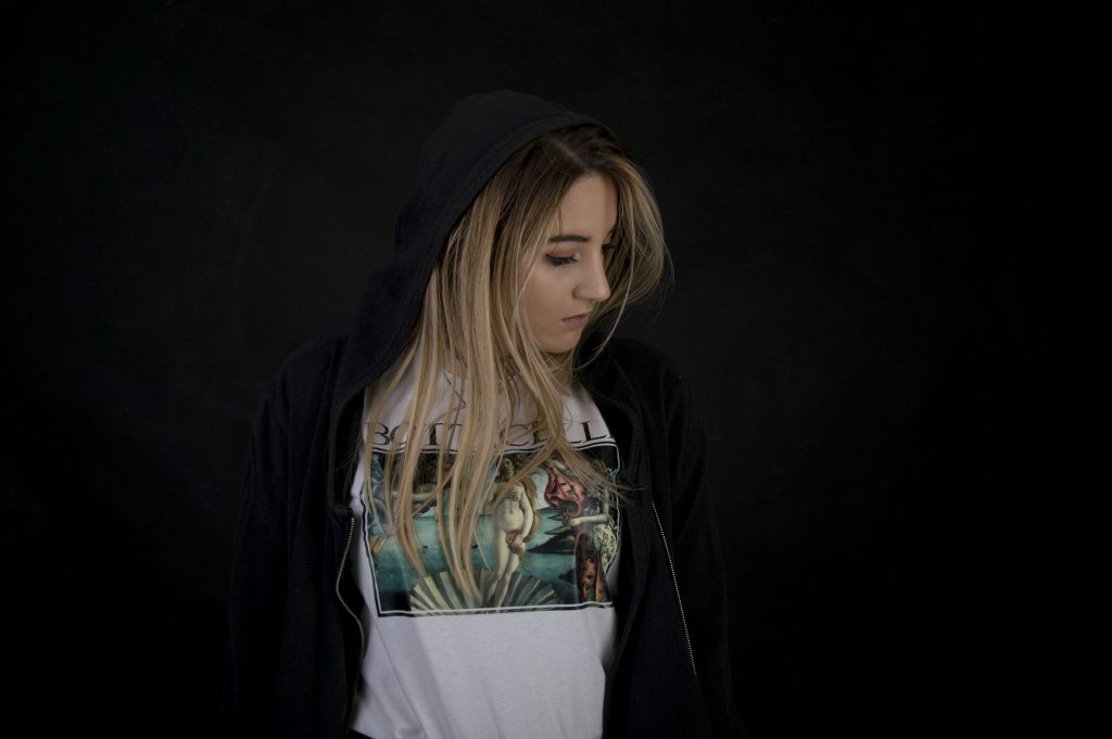 LENA GLISH – “Sax Things” premieres on leading tech-house channel BLANC!